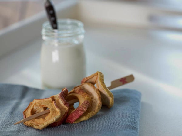 Getrocknete Apfelringe mit Joghurt