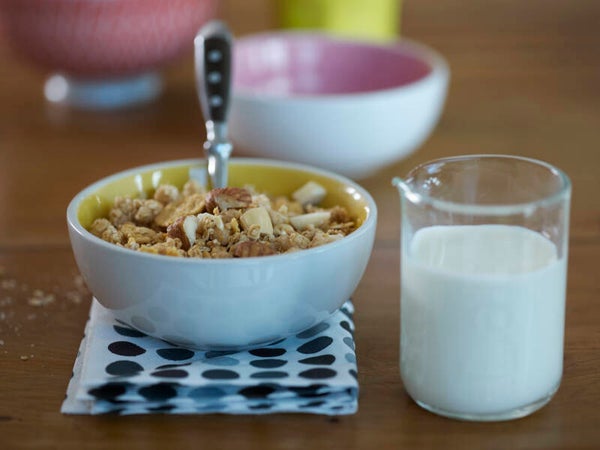 Müesli mit Nüssen und Milch