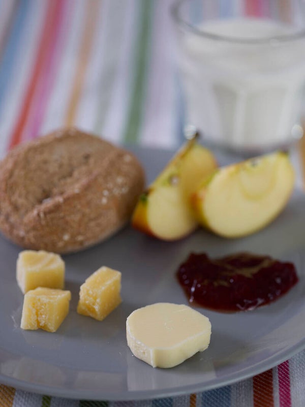 Gesundes Zvieri mit Käse, Apfel und Milch