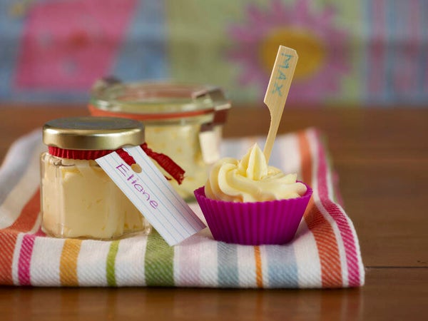 Selbstgemachte Zitronenbutter im Glas