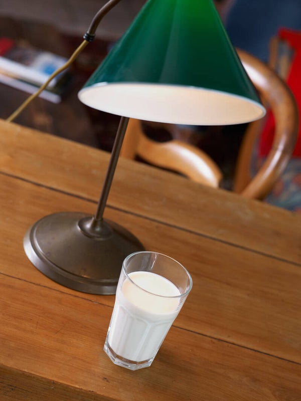 Glas Milch im warmen Lampenlicht