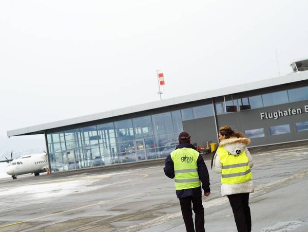 Mitarbeitende auf dem Vorfeld des Flughafens Bern