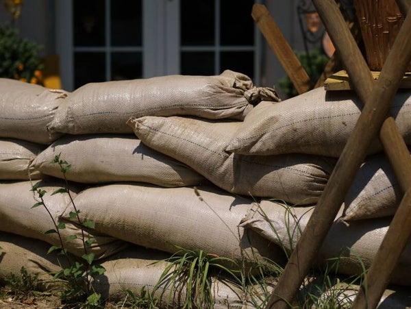 Hochwasserschutz mit Sandsäcken