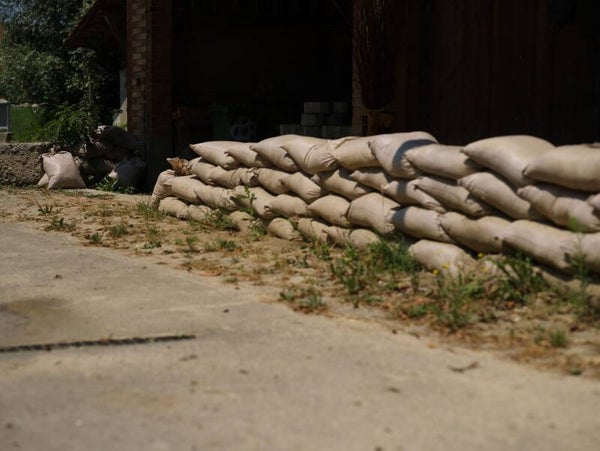 Hochwasserschutz mit Sandsäcken