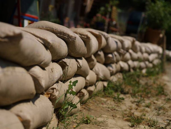 Hochwasserschutz mit Sandsäcken