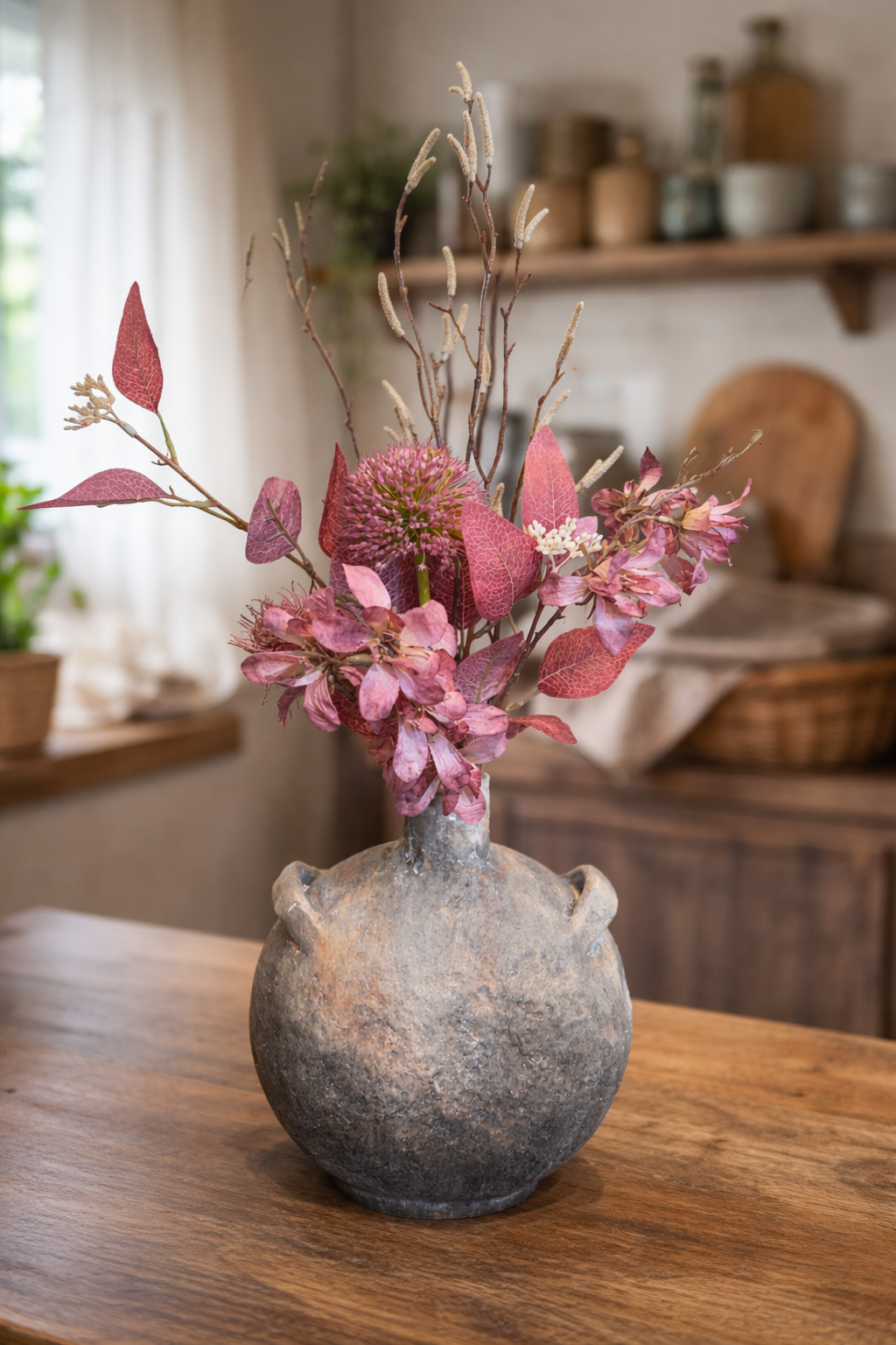 Aardewerk kruik met boeket