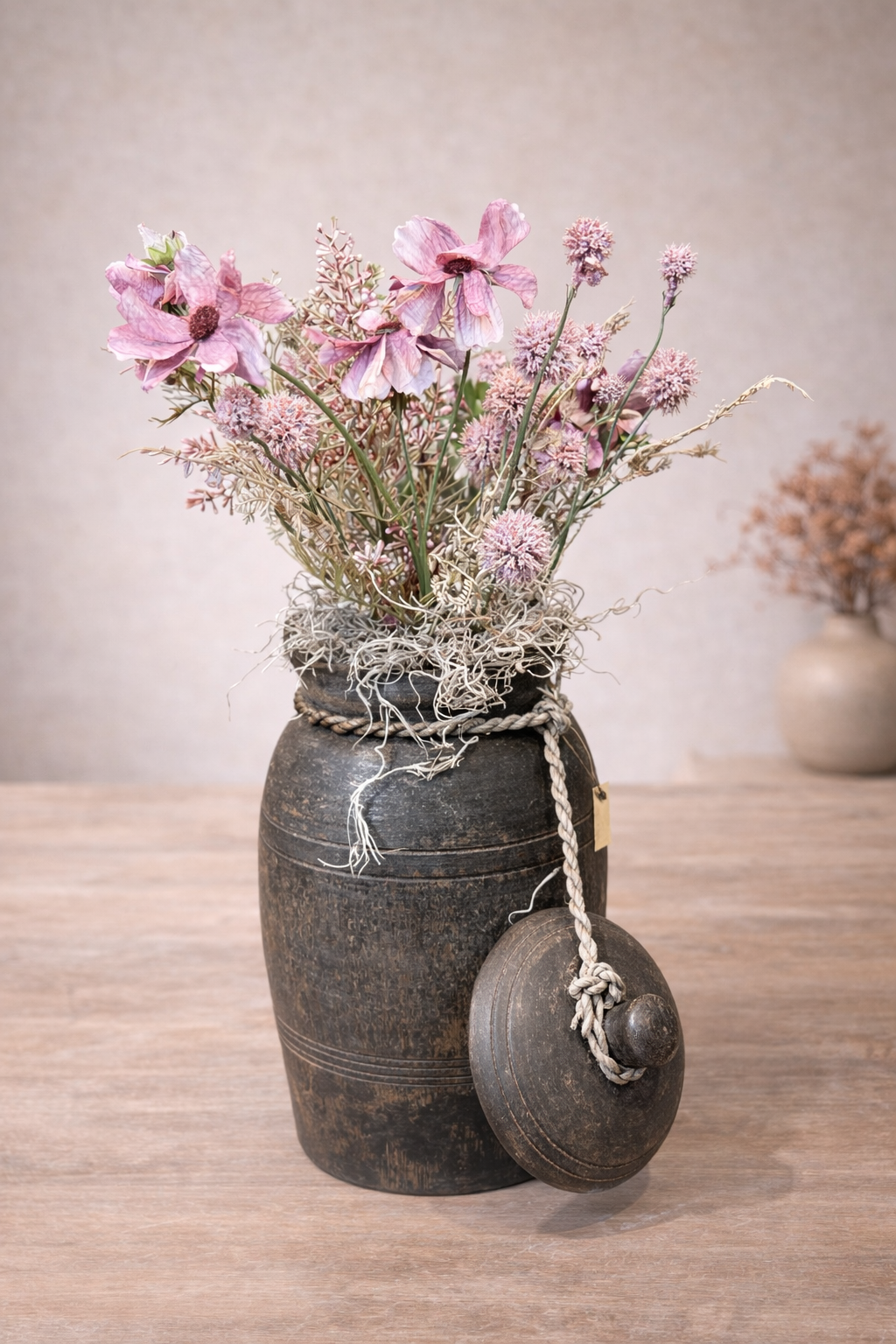 Houten pot met deksel en boeket.