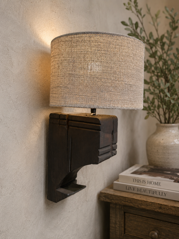 Robuuste wandlamp van massief hout