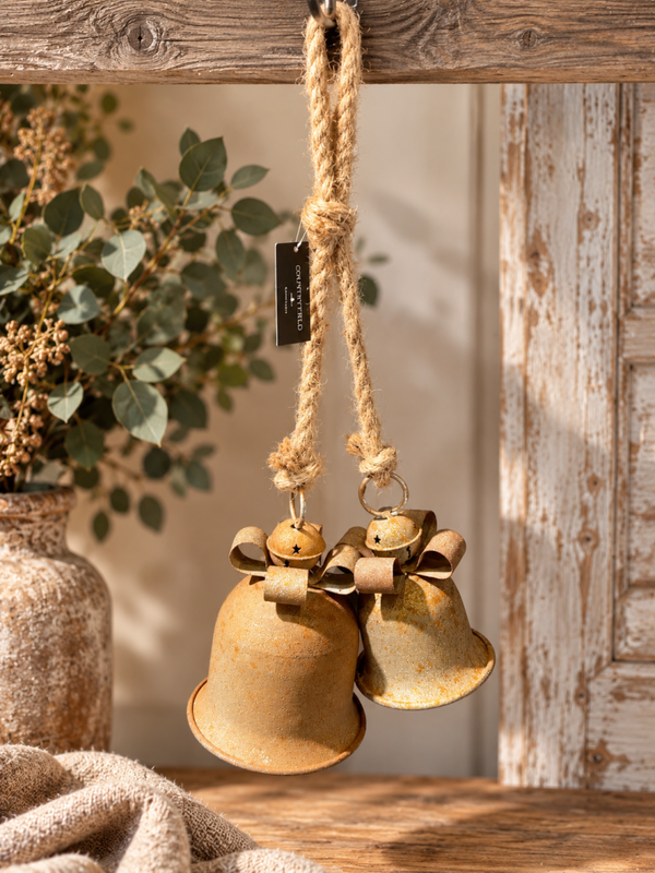 Decoratieve roestkleurige bellen aan jute touw – 53 cm