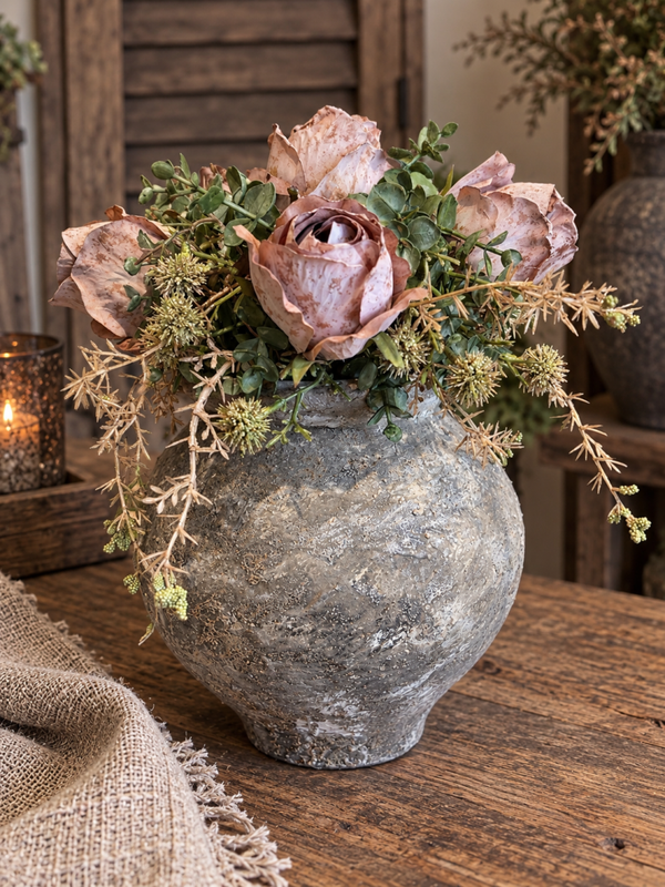Aardewerk pot met bruine rozen
