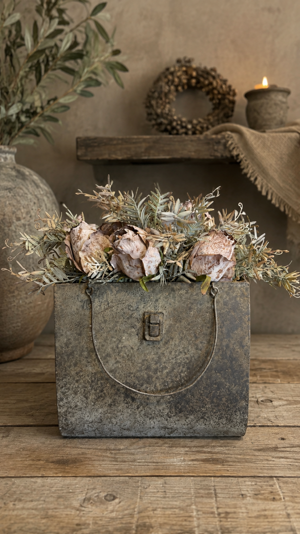 Metalen tas met bruine rozen & bruingroene takken met blaadjes