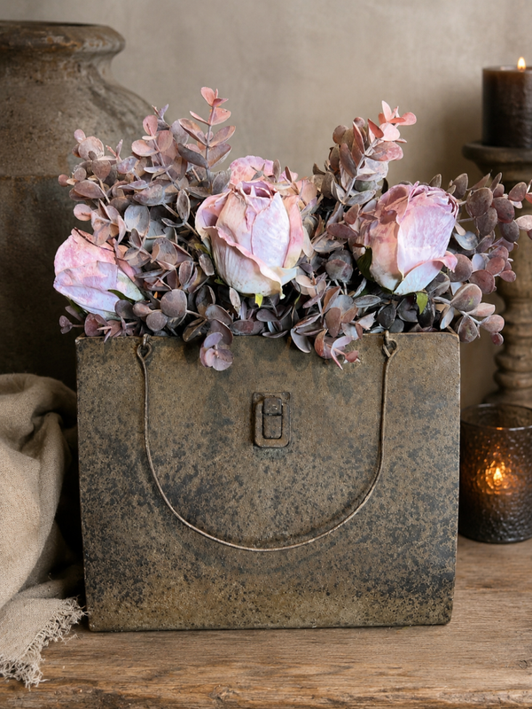 Metalen tas met lila rozen & eucalyptus.