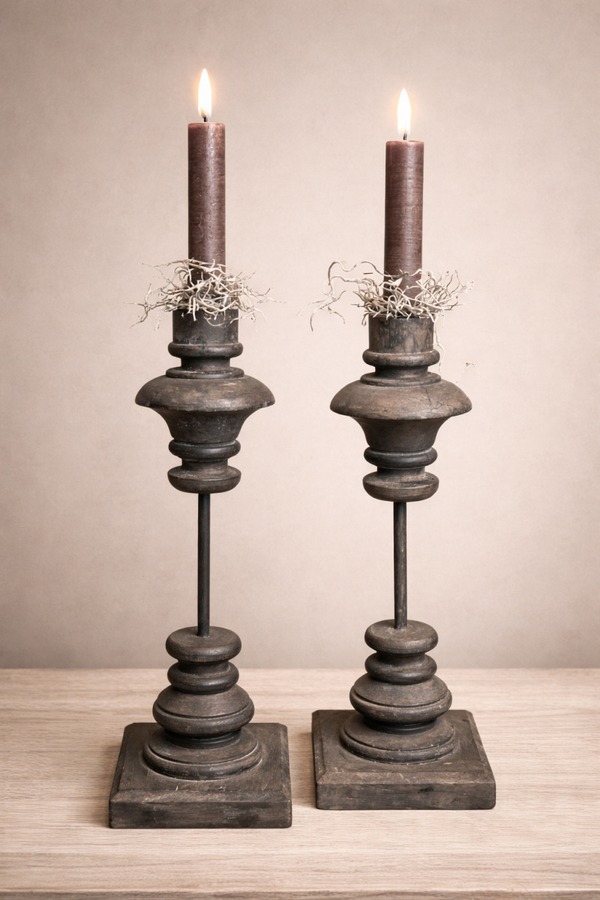 Stoere houten kandelaar op voet