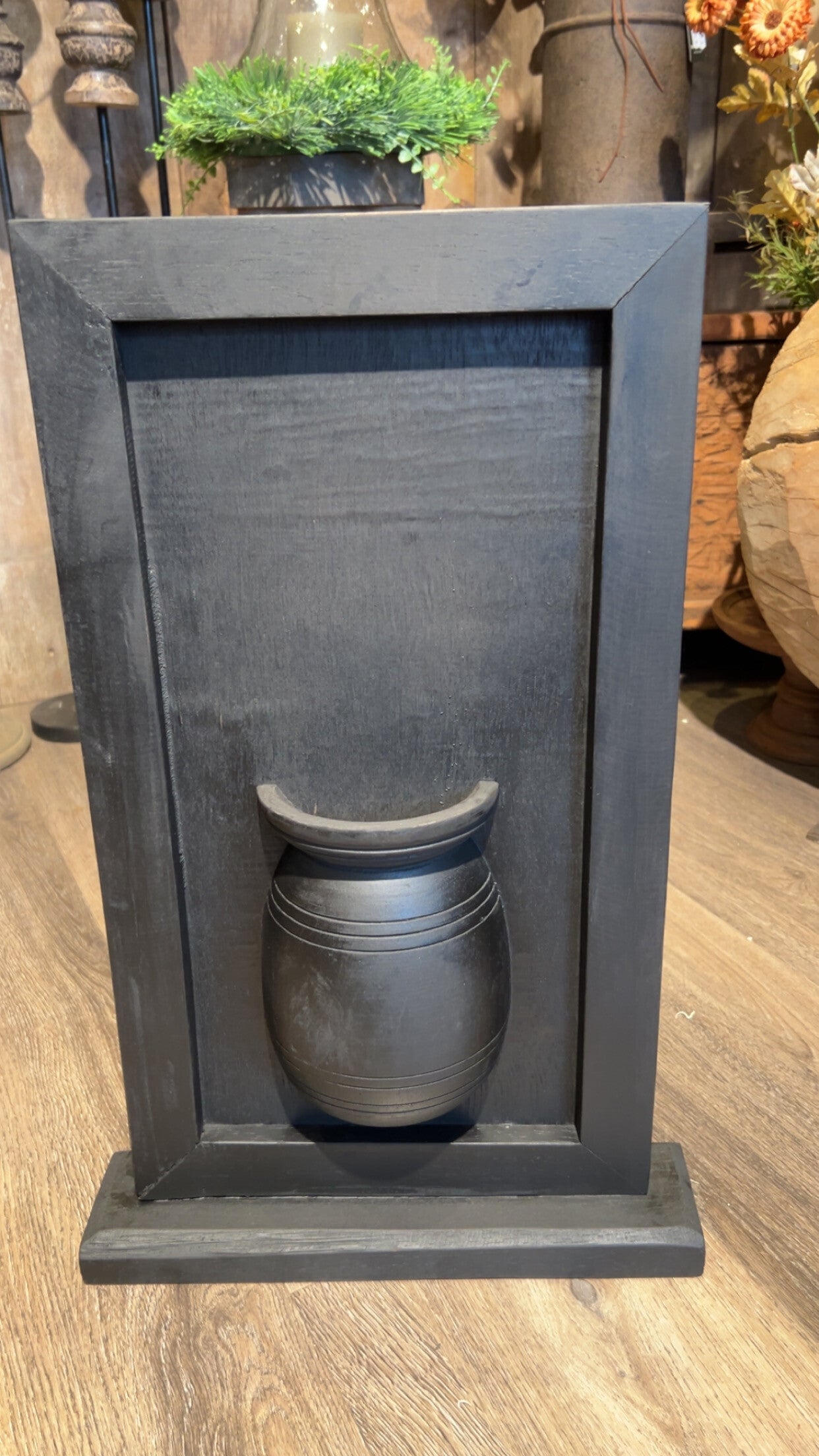 Houten lijst op voet met halve pot. Zwart