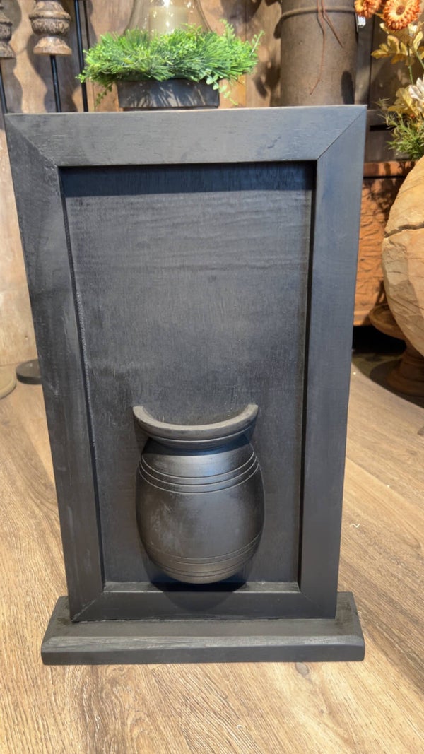 Houten lijst op voet met halve pot. Zwart