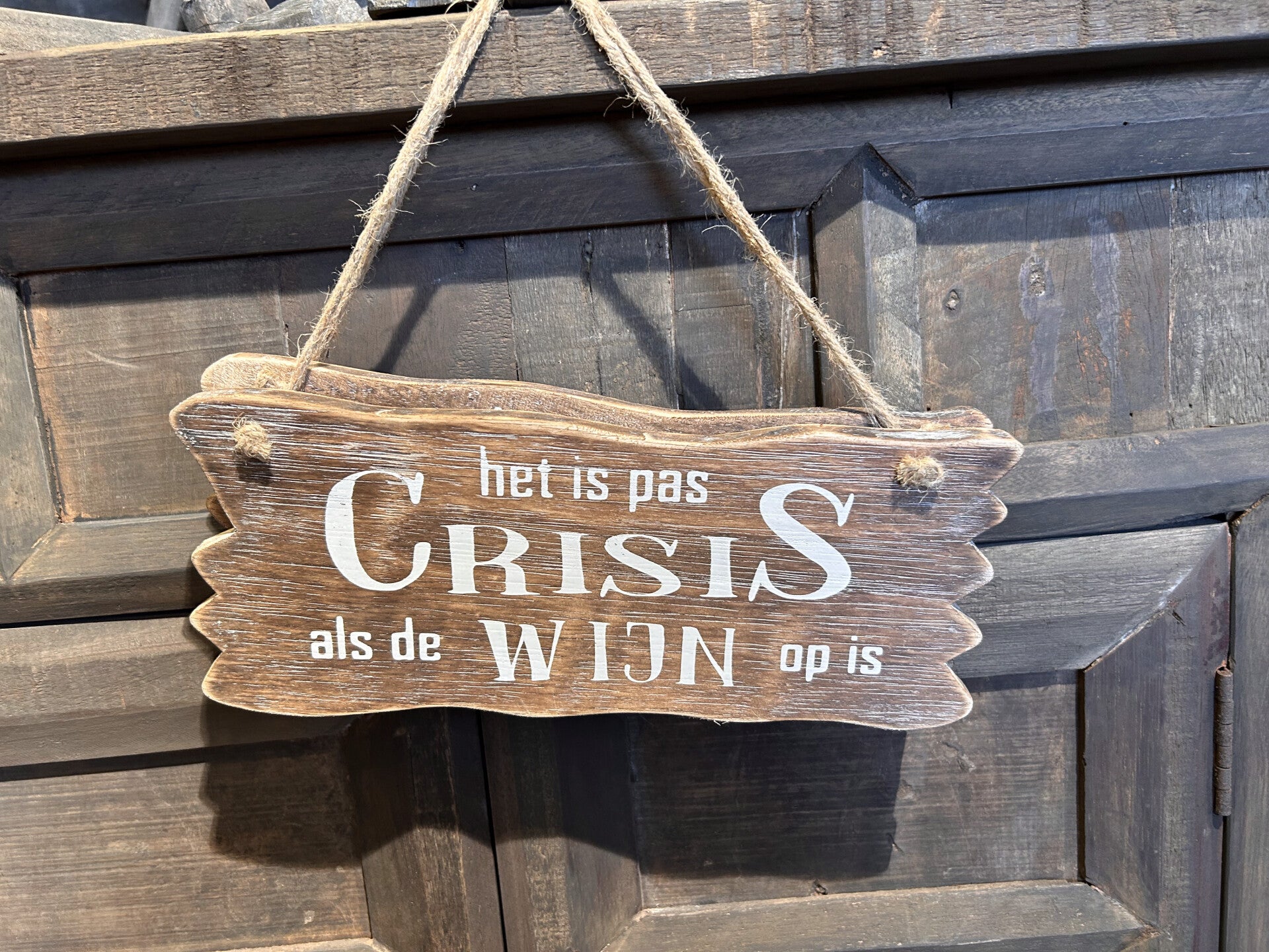 Tekstbord “Het is pas crisis als de wijn op is”