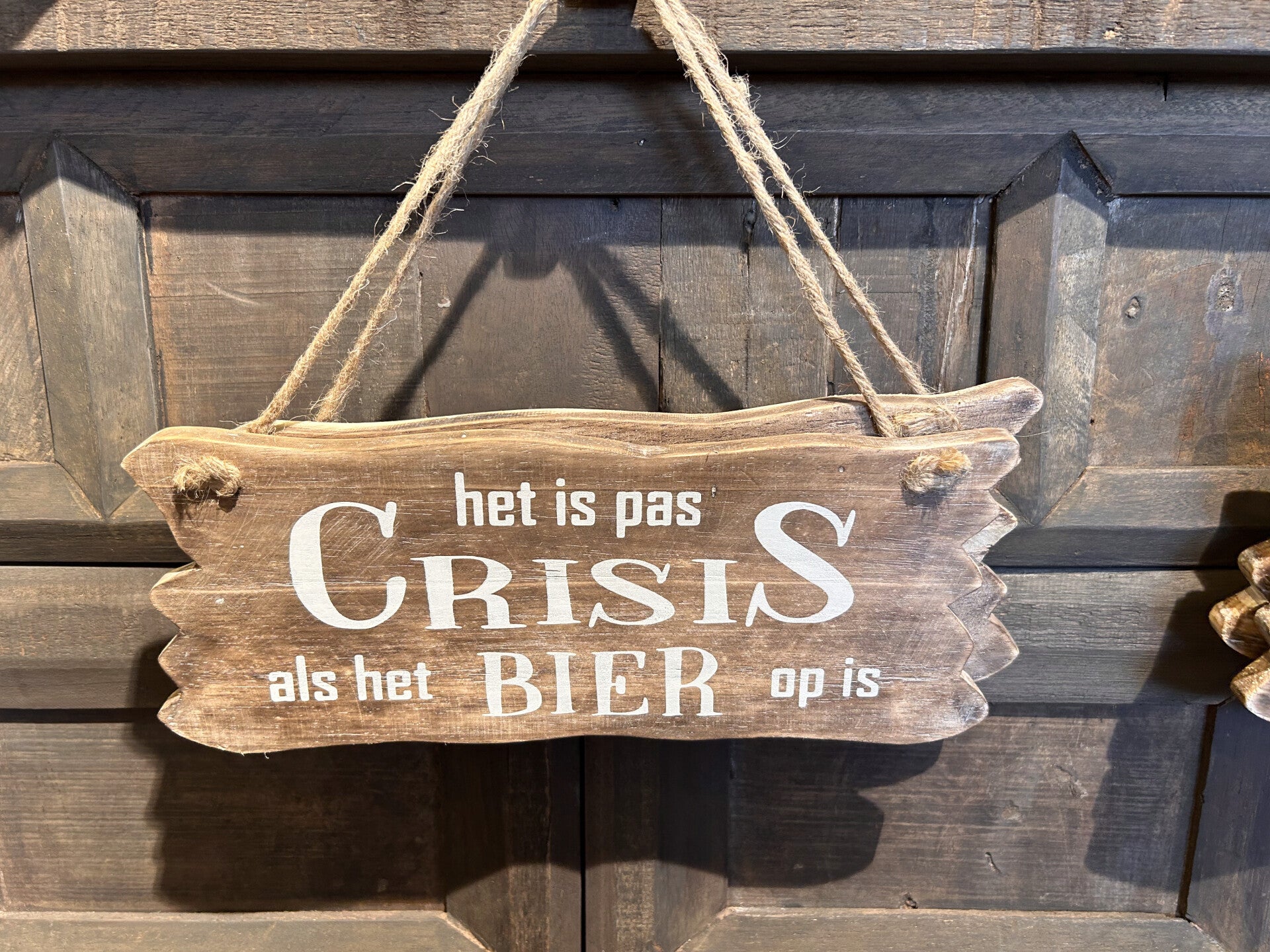 Tekstbord “Het is pas crisis als het bier op is”