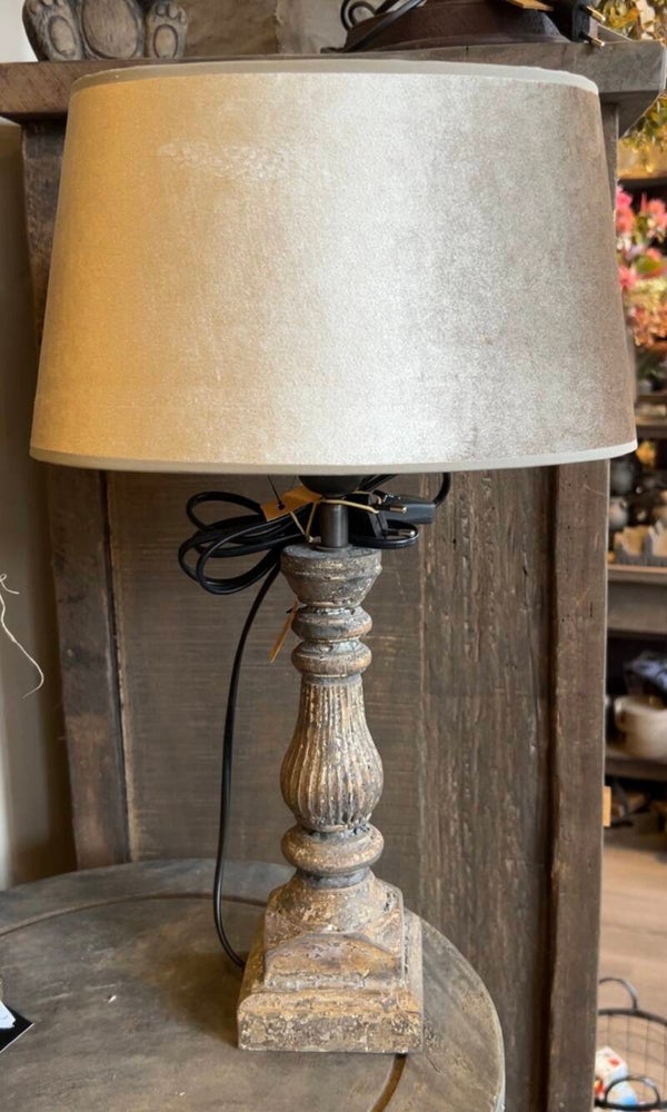 Ovale Velvet lampenkap in lichte taupe/zand tint.
