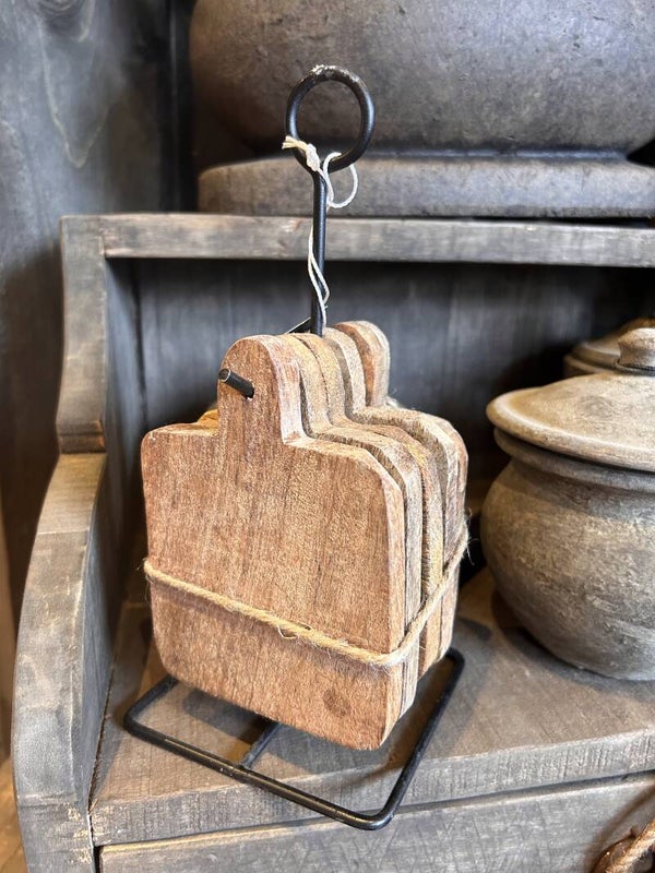 Houten onderzetters op metalen standaard