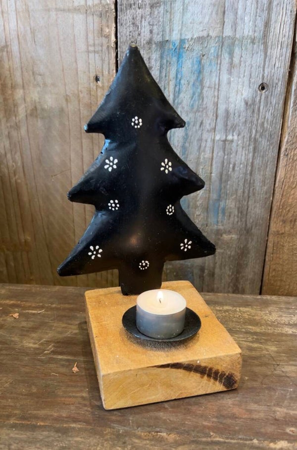 Kerstfiguur op houten blok met theelichtje