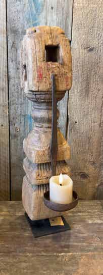 Oude houten kandelaar op metalen voet