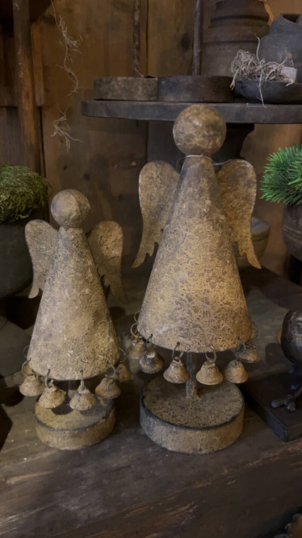 Roest metalen kerstengelen met belletjes