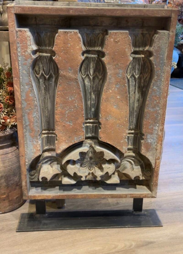 Uniek Ornament op Standvoet – Oud Houtsnijwerk