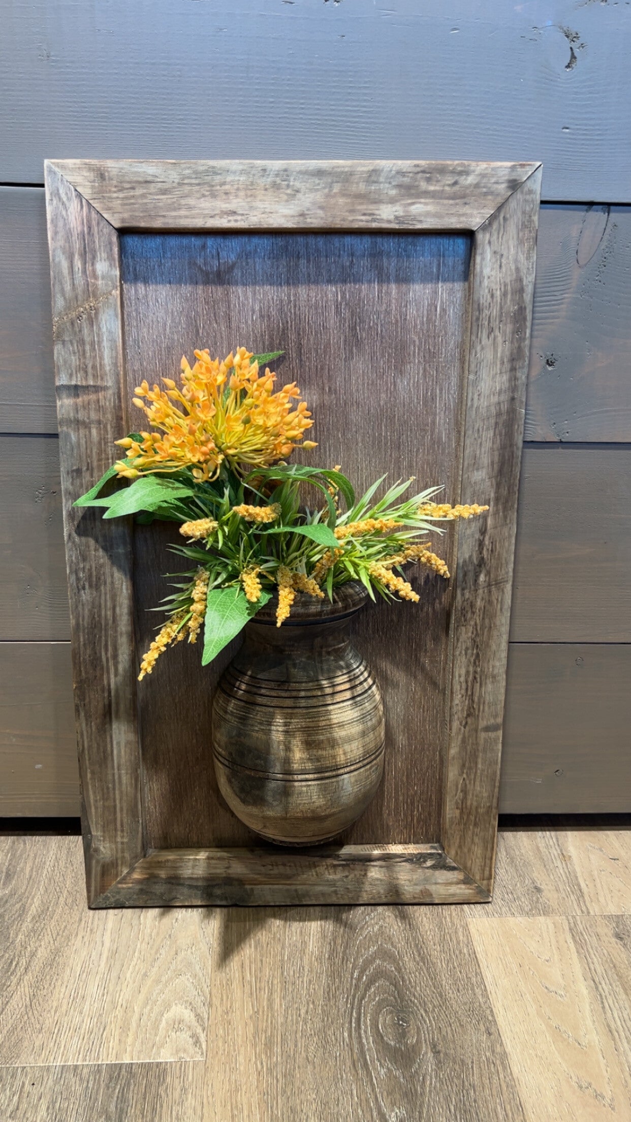 Houten wanddecoratie Met pot compleet. Geel tint