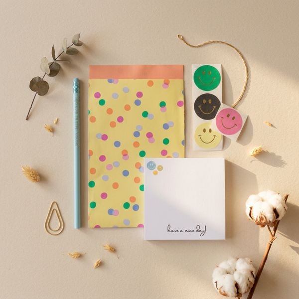 Smiley Papeterie Geschenkset, bunte Geschenktüte, Stift, Sticker und Notizblock perfekt als kleine Aufmerksamkeit