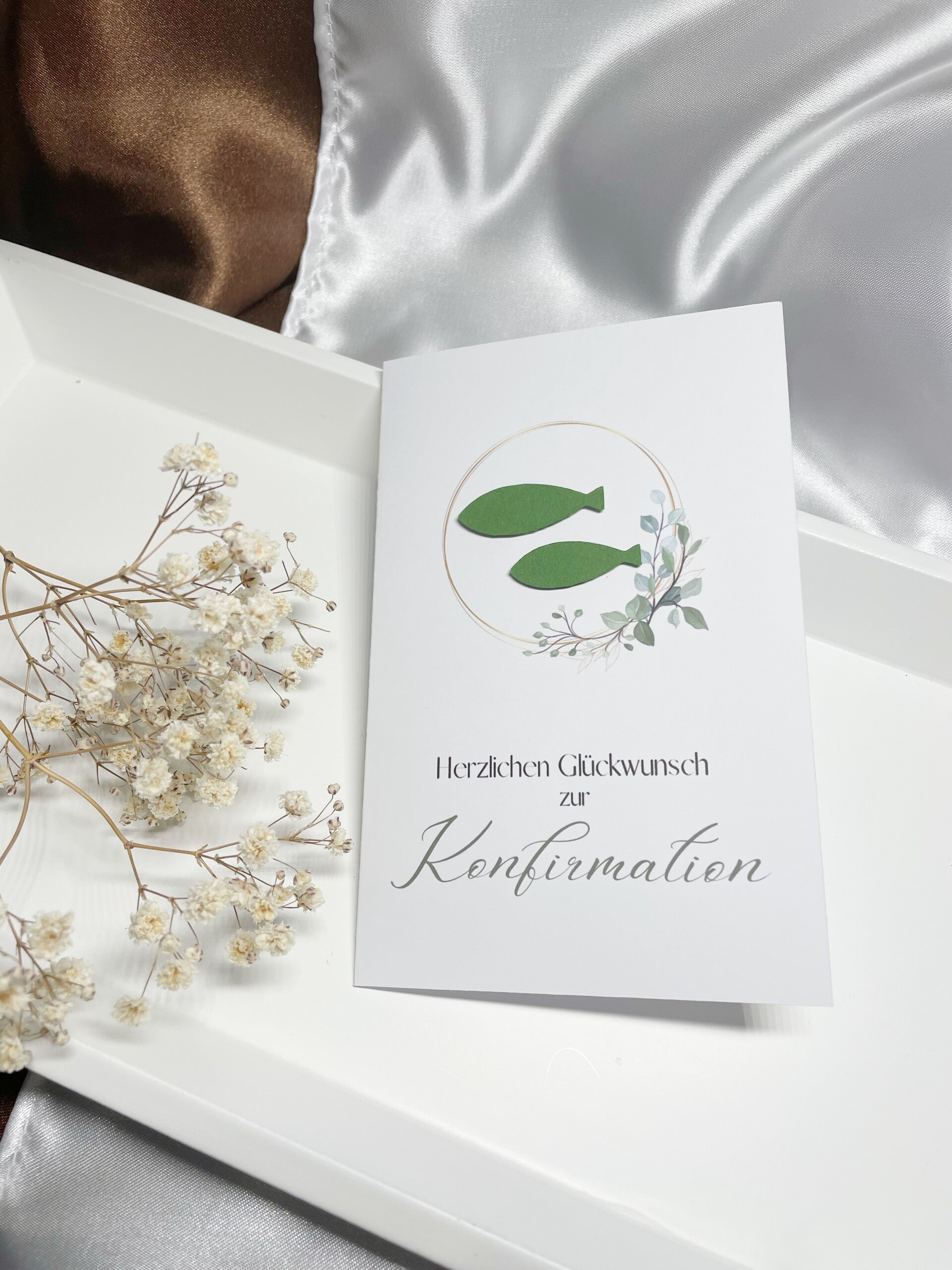 Konfirmationskarte mit Eukalyptuskranz und zwei Fischen – Herzlichen Glückwunsch zur Konfirmation