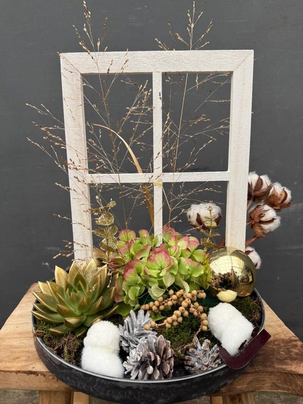 Arrangement met decoratief raamkozijn
