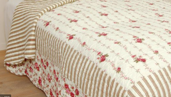 Grote quilt met rode rozen
