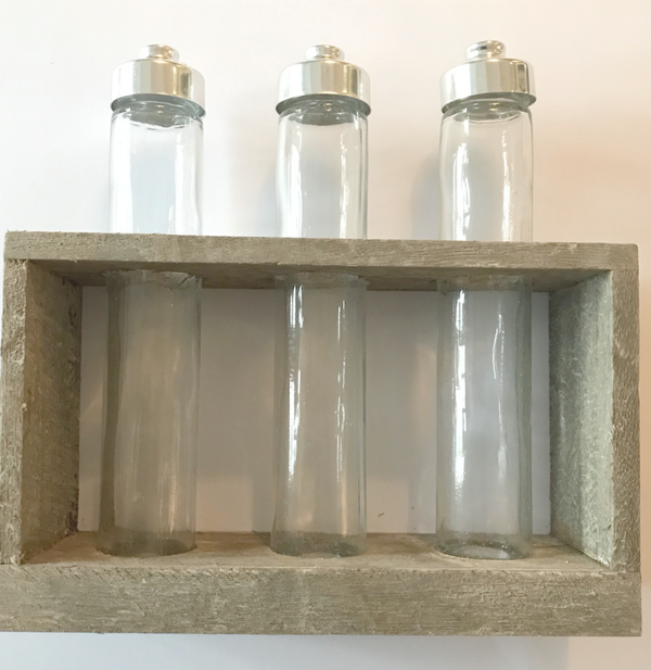 Houten standaard met drie bloemenbuisjes