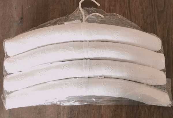 Witte kledinghangers set van vier