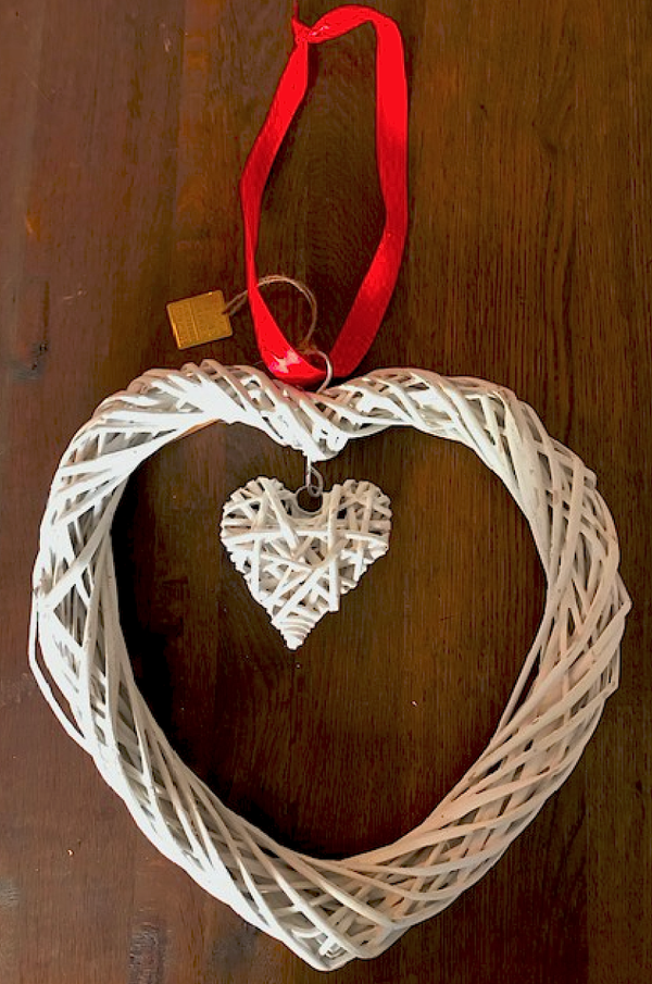 Rieten hart krans met hangend hart Large