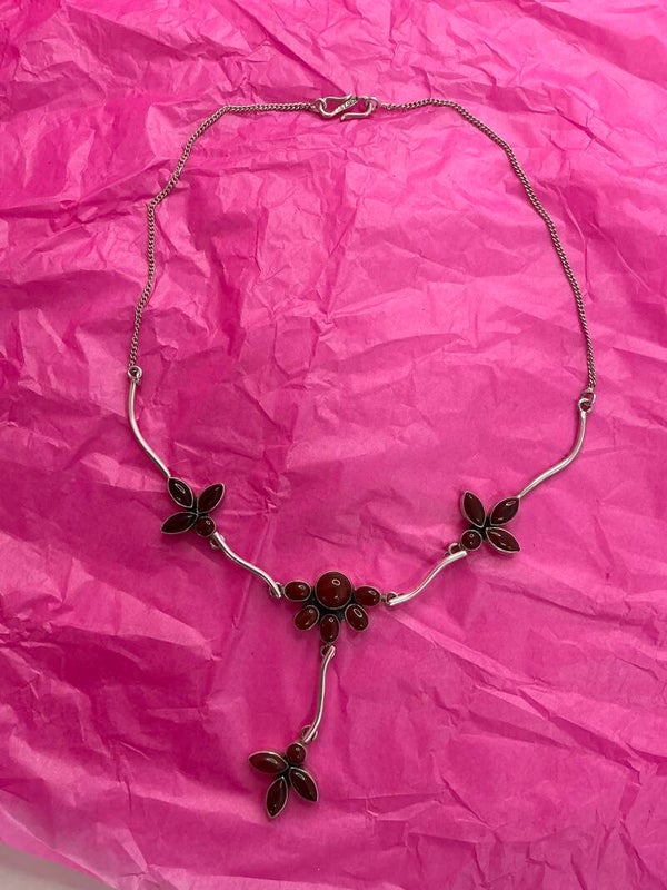 Collar de Plata de Ley envejecida con diseño floral y piedras granate