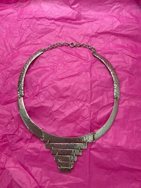 Collar rígido de Plata de Ley envejecida con diseño geométrico martillado