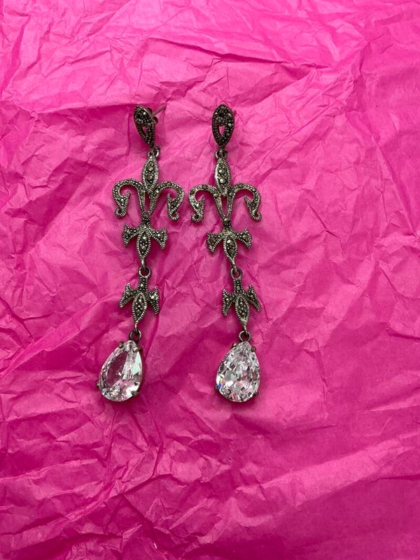 Pendientes Flor de Lys en Plata de Ley envejecida con lágrima de cristal