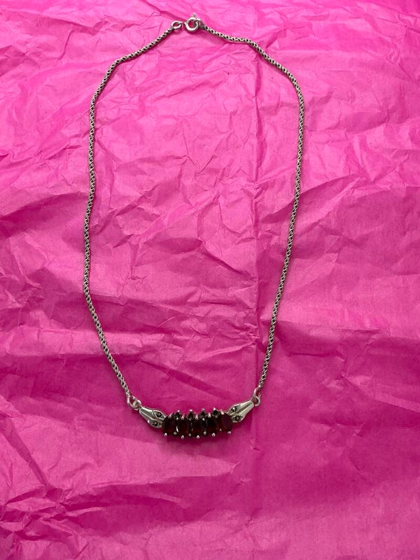 Collar de Plata de Ley envejecida con piedras granate ovaladas