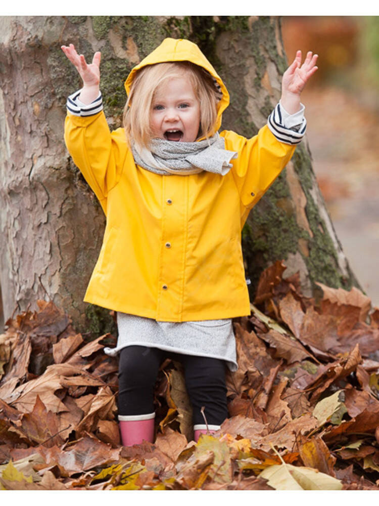 Het iconische gele regenjasje is de must-have van dit seizoen!