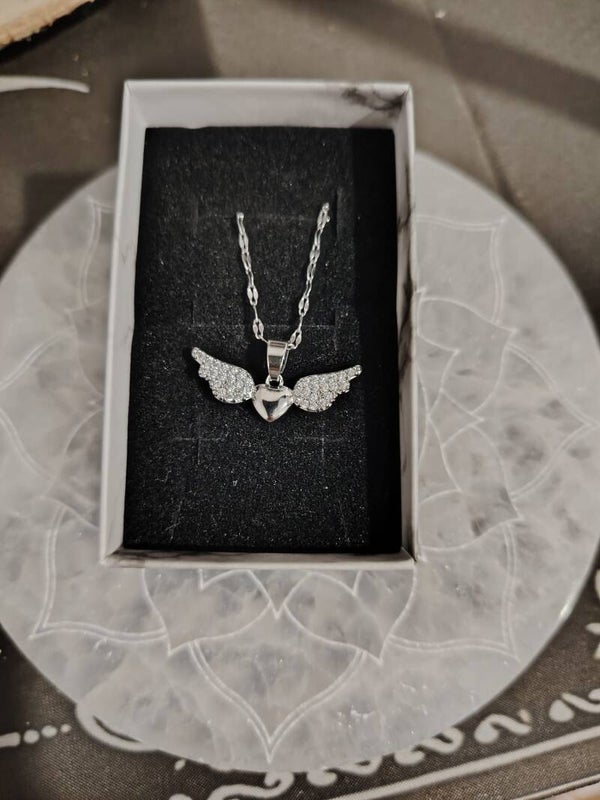 COLGANTE CON ALAS Y CORAZÓN CON BRILLANTITOS