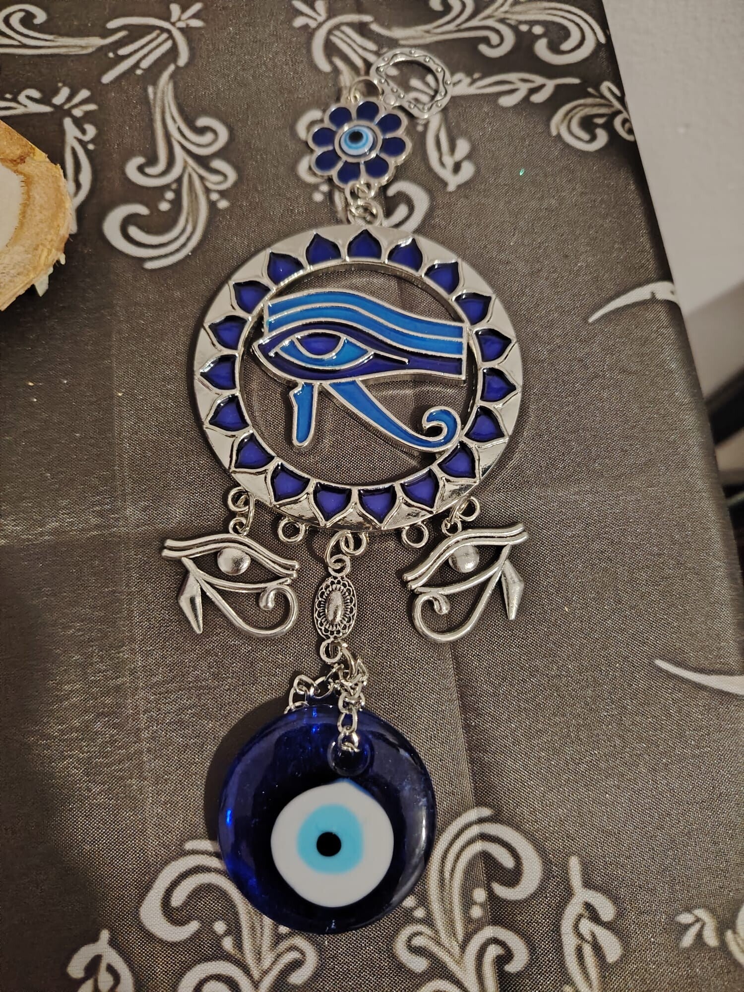 CHARM OJO TRUCO CON OJO DE HORUS EN CIRCULO Y OJITOS DE HORUS COLOR PLATEADO Y AZUL MARINO 22X7CM