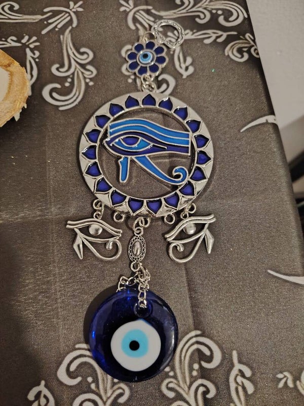CHARM OJO TRUCO CON OJO DE HORUS EN CIRCULO Y OJITOS DE HORUS COLOR PLATEADO Y AZUL MARINO 22X7CM