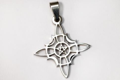 COLGANTE ACERO NUDO DE BRUJAS CON PENTÁCULO