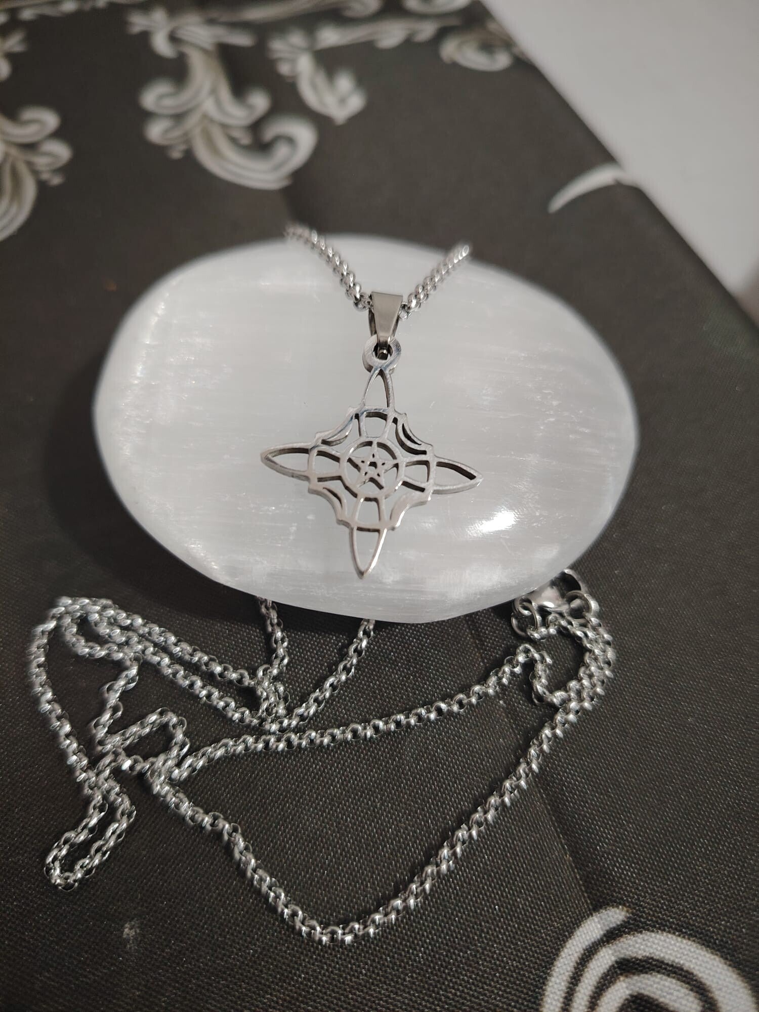 COLGANTE ACERO NUDO DE BRUJAS CON PENTÁCULO