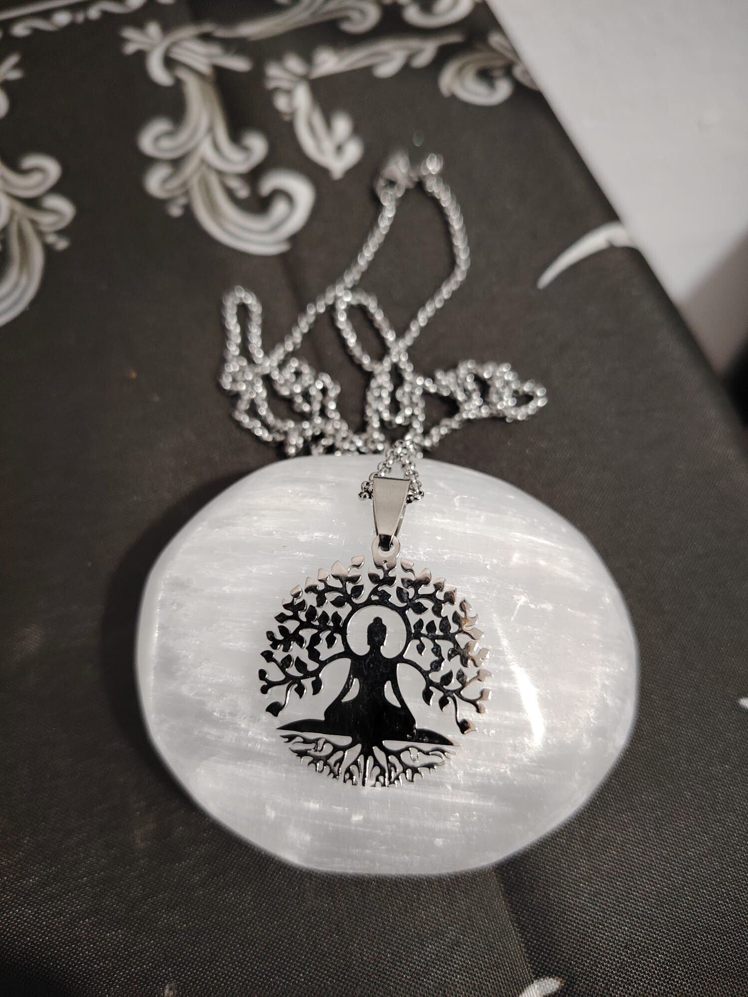 COLGANTE ACERO SILUETA BUDA EN POSICION DE LOTO CON ARBOL DE LA VIDA