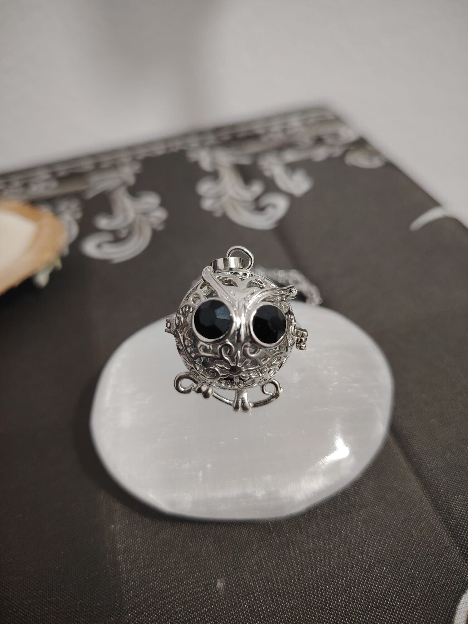 LLAMA ANGELES COBRE COLOR PLATEADO BUHO CON OJOS NEGROS BRILLANTES