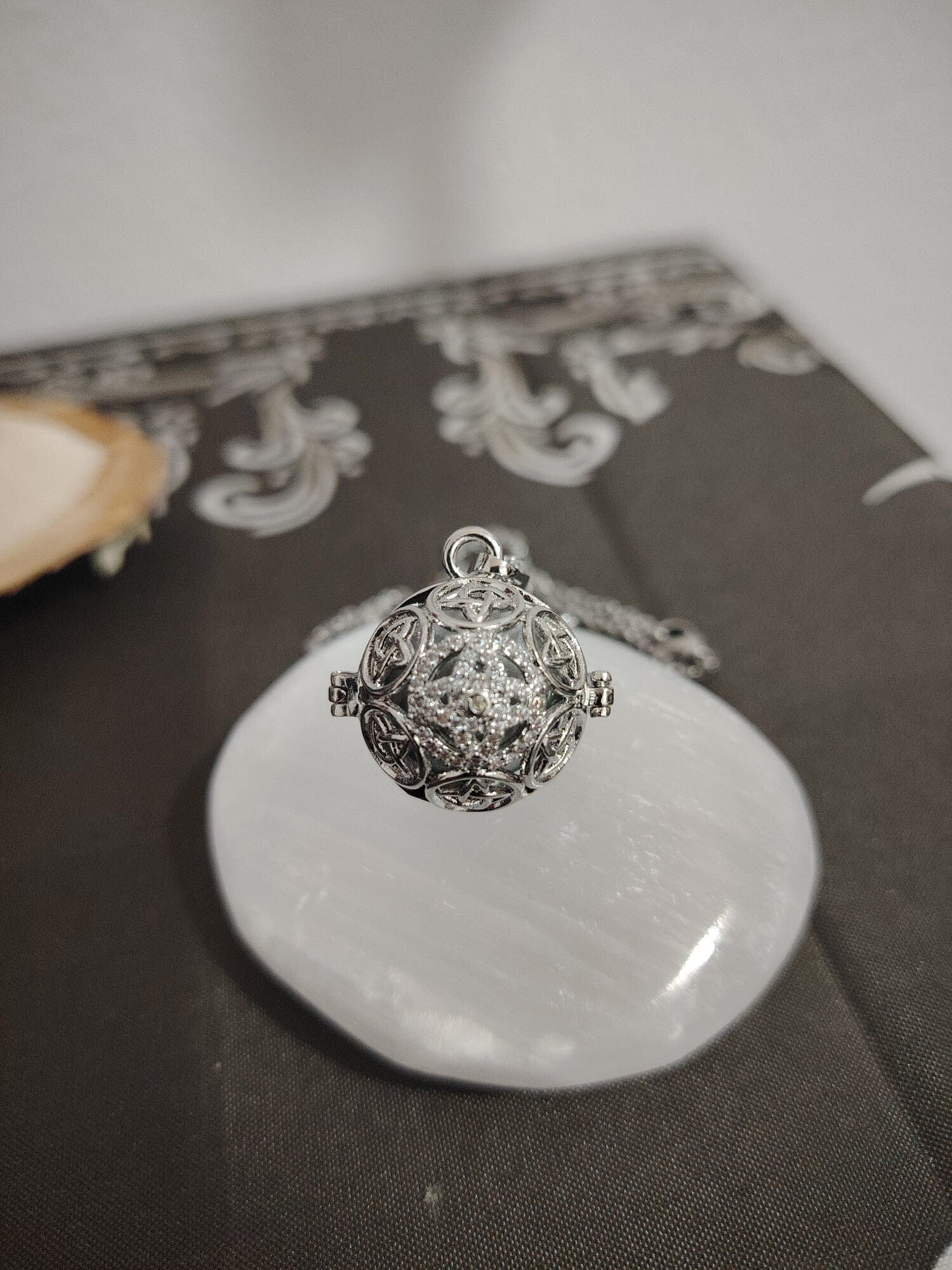 LLAMA ANGELES COBRE COLOR PLATEADO NUDO DE BRUJAS CON BRILLANTES