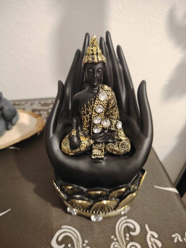 FIGURA RESINA BUDA SOBRE MANO NEGRA