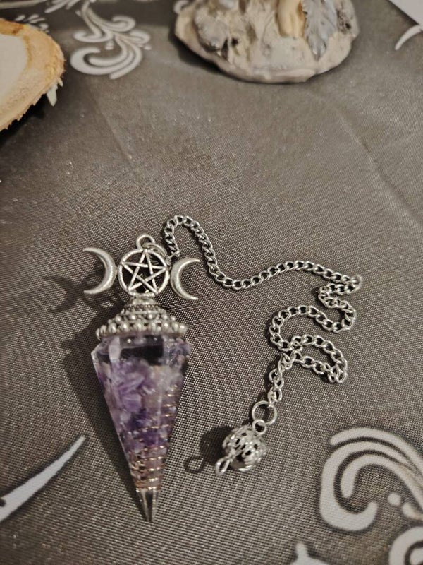 PÉNDULO DE RESINA CON TRES LUNAS METAL